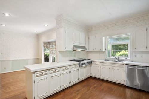 3332 Grant Vly Rd, Atlanta GA  30305-1110 exterior
