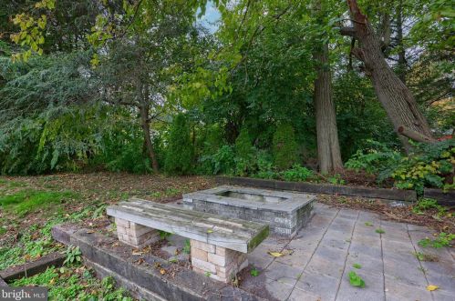 230 Parklawn Ct, Lancaster PA  17601-2660 exterior