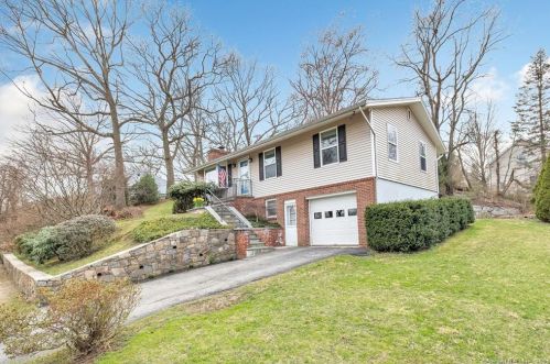 14 Knollwood Ter, Huntington, CT 06484-4310