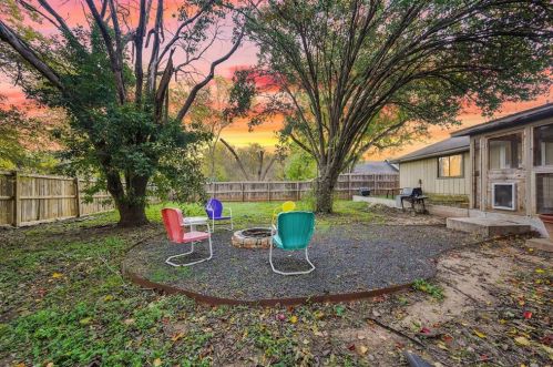 8408 Dixon Dr, Austin TX  78745-7515 exterior