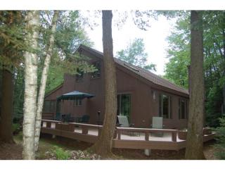 18 Fairway Dr, Grantham, NH 03753-5421