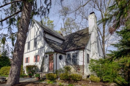 4 Lake Trl, Morristown, NJ 07960-6748