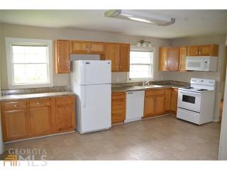 2829 Ben Hill Rd, Atlanta GA  30344-1915 exterior