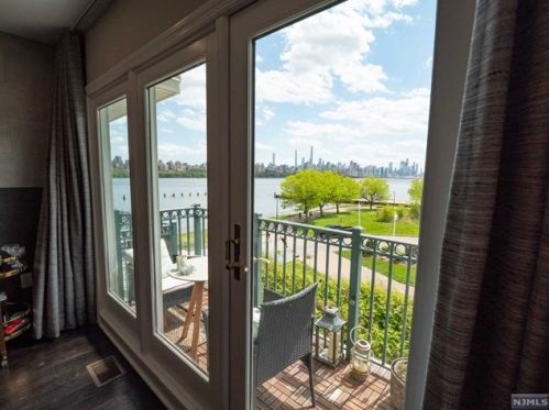 226 The Promenade, Edgewater NJ  07020-2113 exterior