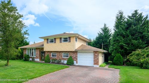 72 Wynnewood Ct, East Freehold, NJ 07728-2815