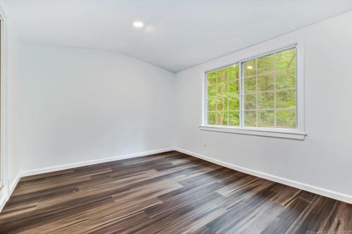 1090 Avery St, Wapping CT  06074-2301 exterior