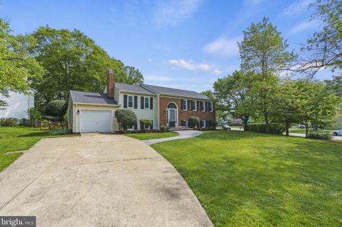 7913 Lake Pleasant Dr, Springfield VA  22153-2704 exterior