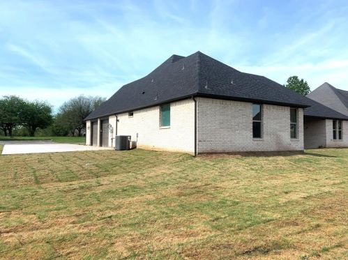 1105 Ranch Dr, Bonham, TX 75418-2294