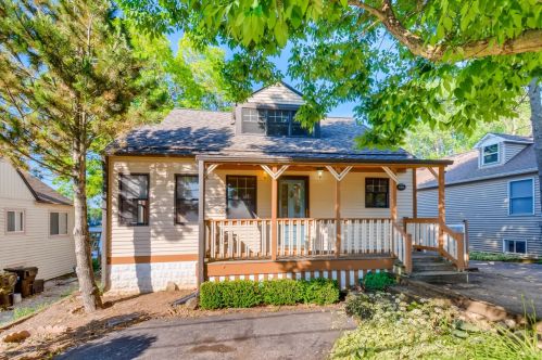 3520 Highland Dr, Island Lake, IL 60042-9531