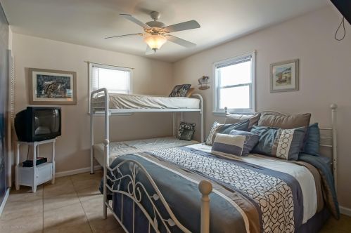 16 Las Vegas Rd, Lavallette NJ 08735-1815 exterior