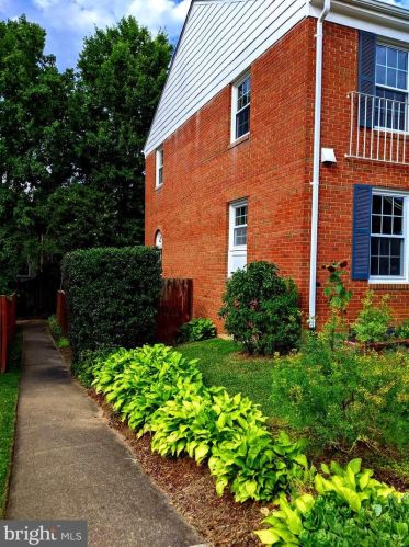 8069 Powderbrook Ln, Springfield VA  22153-2927 exterior