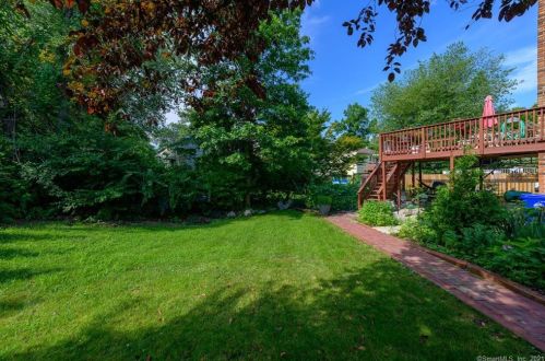 4 Kellee Dr, Norwalk, CT 06854-1333