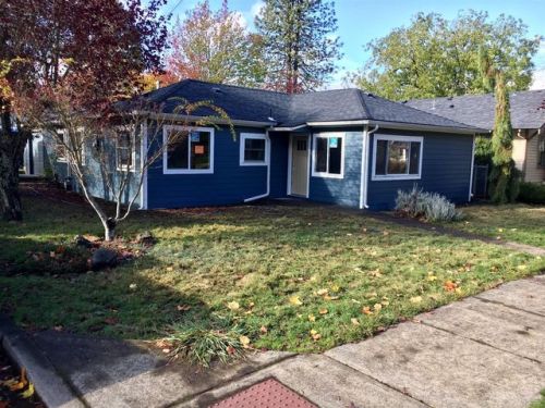 428 3rd St, Silverton, OR 97381-1754