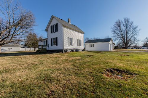 1026 Marquette St, Hollowayville, IL 61356-1041