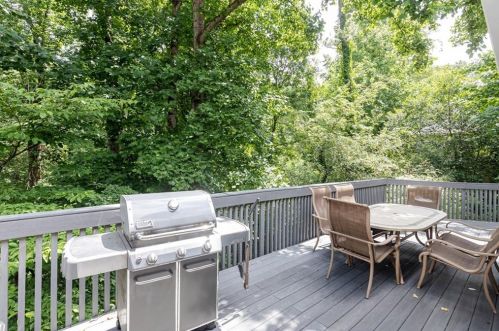 675 Fair Oaks Mnr, Atlanta GA  30327-4364 exterior
