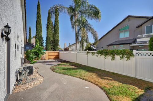8539 Sun Sprite Ct, Elk Grove CA  95624-3809 exterior