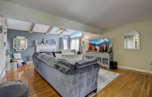 413 Indianwood Dr, Carol Stream IL  60188-1561 exterior