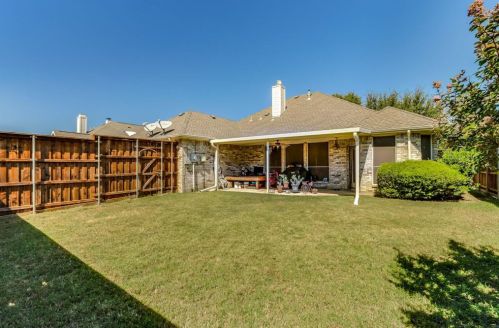 1525 Bastrop Dr, Carrollton TX 75010-6423 exterior