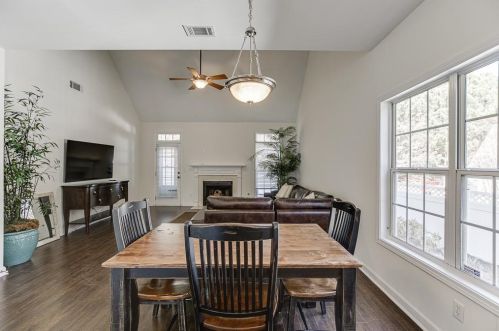649 Jackson St, Suwanee GA  30024-8399 exterior
