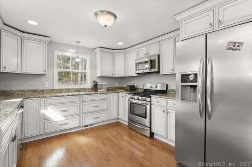 35 Philo Curtis Rd, Sandy Hook CT  06482-1220 exterior
