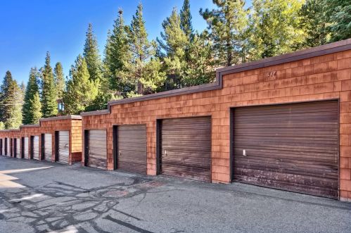 11645 Snowpeak Way, Truckee CA  96161-7094 exterior