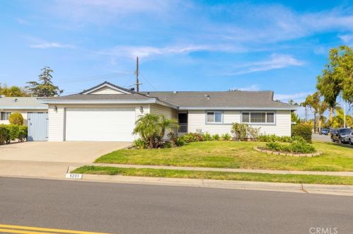 8201 Valencia Dr, Huntington Beach, CA 92647-6085