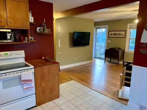 28 Mcelaney Dr, Niantic, CT 06357-2308