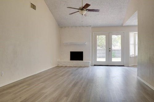 6512 Ridglea Dr, Fort Worth TX  76148-1752 exterior