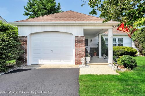 28 Dorset Rd, Lakehurst, NJ 08759-6806