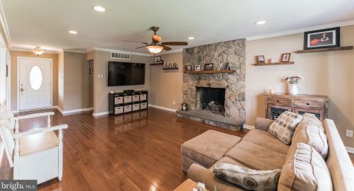 74 Wolf Dr, Trenton NJ 08610-1125 exterior