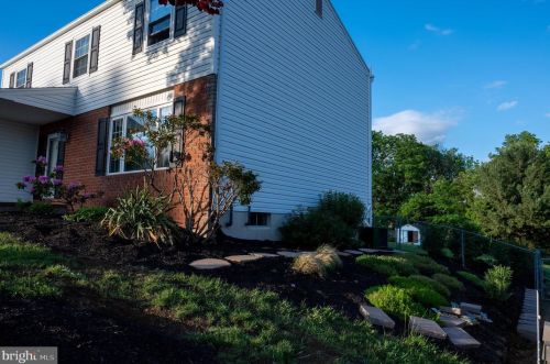 393 Sweetbriar Dr, Harrisburg, PA 17111-5673