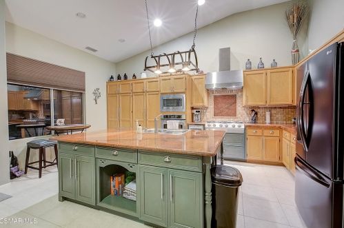 1267 Fitzgerald Rd, Simi Valley CA 93065-4480 exterior