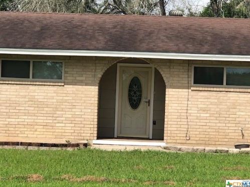 16 Comanche Hill Cir, Seguin TX  78155-8402 exterior