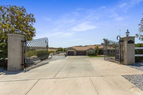 17177 La Mina Ln, Perris, CA 92570-9836