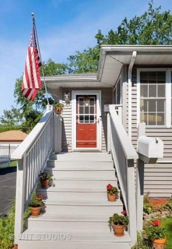 170 Pick Ave, Elmhurst, IL 60126-3018