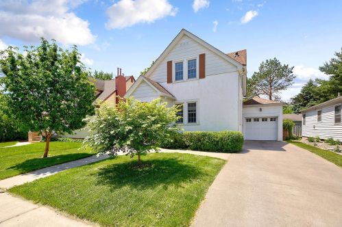 806 Carney Ave, Mankato, MN 56001-2146