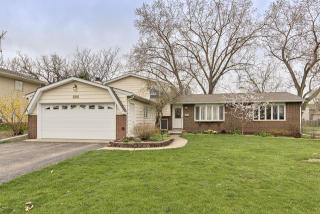 600 Garys Dr, Antioch, IL 60002-1830