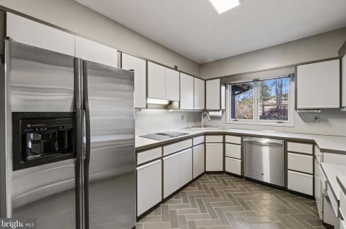 1 Hemlock Ct, Princeton NJ  08540-4708 exterior
