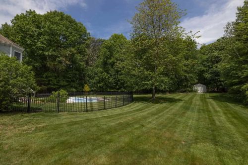 27 Winterberry Ln, Stratham, NH 03885-2472