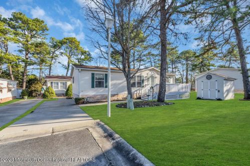 305 Kenwood Ct, Lakehurst, NJ 08759-3511