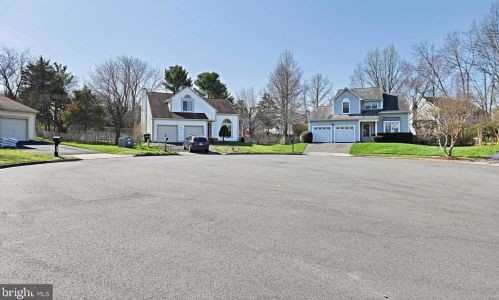 2963 Mockernut Ct, Herndon, VA 20171-2331