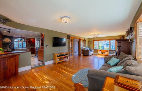 15 Hartshorne Pl, Middletown NJ  07748-2520 exterior