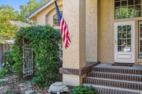 8957 Royal Gate Way, Elk Grove, CA 95624-3057