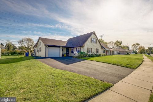 36 Holbrook Ln, Willingboro, NJ 08046-1811