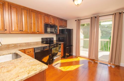 225 Fox Hollow Dr, Hudson NH  03051-4881 exterior