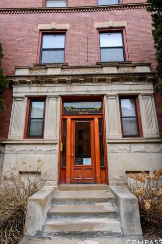 3839 Wilton Ave, Chicago, IL 60613-2919