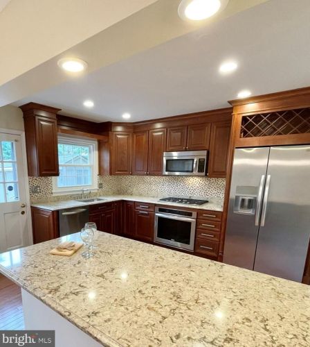 6031 Queenston St, Springfield VA  22152-1746 exterior