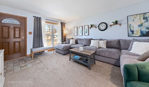 451 Charing Cross Rd, Elk Grove Vlg, IL 60007-4320