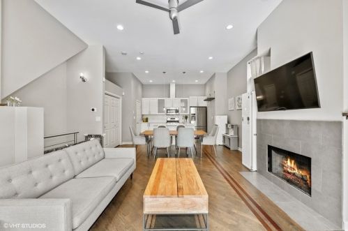 1056 Wolcott Ave, Chicago, IL 60622-7240