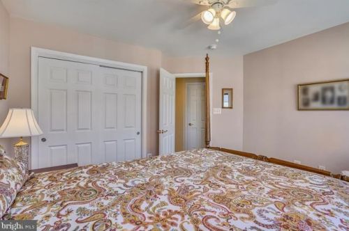 7328 Hampton Manor Pl, Springfield VA  22150-4921 exterior